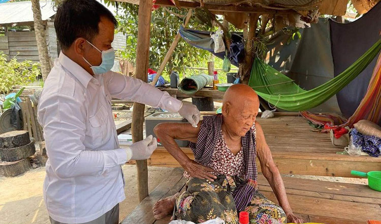 柬埔寨118岁老人自愿接种新冠疫苗 - 柬之窗-柬之窗