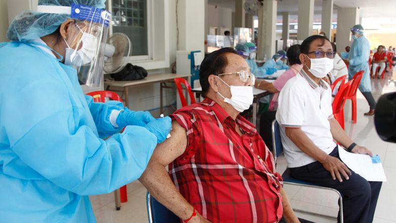 第一天，柬埔寨4万民众完成第五剂接种 - 柬之窗-柬之窗